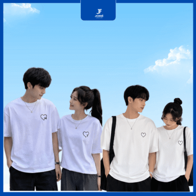 Cặp đôi mặc áo couple màu trắng phong cách Hàn Quốc, thiết kế basic trẻ trung, chất liệu cotton mềm mại, thoáng mát, phù hợp đi học, đi chơi và dạo phố tại Joré Fashion.
