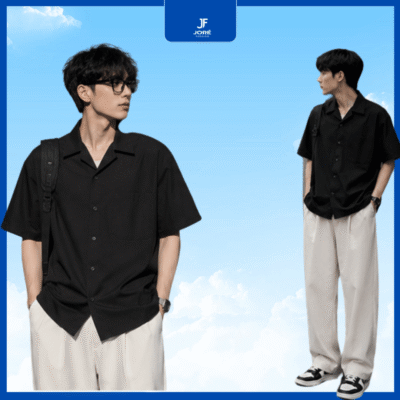 Set outfit nam Hàn Quốc trẻ trung, hiện đại với áo thun basic kết hợp quần rộng cá tính. Phong cách thời trang năng động, phù hợp giới trẻ yêu thích sự thoải mái và thời thượng.